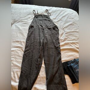 billabong wild lengths overalls. Never worn. New with tags charcoal grey size 12